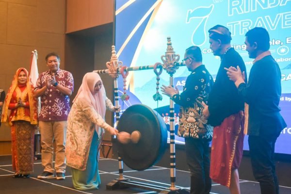 Wakil Gubernur Nusa Tenggara Barat (NTB) Hj. Indah Dhamayanti Putri membuka 7th Rinjani Travel Mart bertema Connecting People, Elevating Tourism di Ballroom Prime Park Hotel Mataram, Selasa 13/10/26 (foto kicknews.today/adpim)