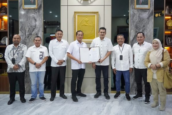 Gubernur NTB Lalu Muhammad Iqbal berpose bersama jajaran direksi PT BPR Syariah (foto kicknews.today/adpim)