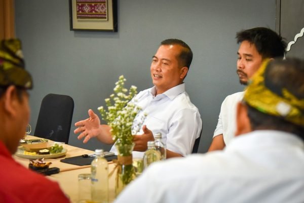 Gubernur Nusa Tenggara Barat (NTB) H Lalu Muhamad Iqbal saat memimpin rapat reviu desain Pasar Seni Senggigi bersama tim PT Terra Allenia Global di Mataram, Kamis 15/10 (foto kicknews.today/adpim)