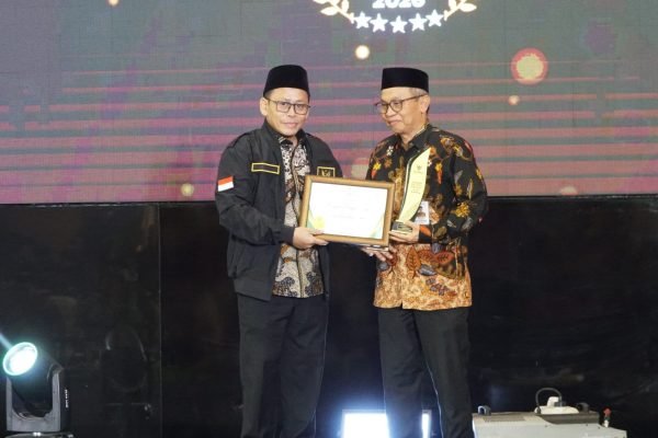 Sekretaris Daerah (Sekda) NTB, Abul Chair saat mewakili gubernur iqbal menerima penghargaan dalam kategori Gubernur Pendukung Zakat Terbaik pada ajang Grand BAZNAS Awards 2026, yang diselenggarakan Badan Amil Zakat Nasional (BAZNAS) RI di Hotel Grand Mercure Kemayoran, Jakarta, kamis 15/10, Penyerahan penghargaan dilakukan oleh Ketua BAZNAS RI, Sodik Mudjahid (foto kicknews.today/adpim)