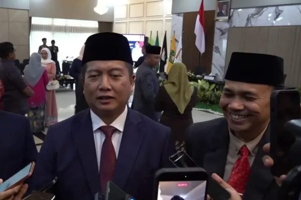 Gubernur Nusa Tenggara Barat (NTB) H Lalu Muhamad Iqbal bersama Kepala Dinas Komunikasi, Informatika dan Statistik Provinsi NTB sekaligus Juru Bicara Pemprov NTB, Dr. H. Ahsanul Khalik (foto kicknews.today/ist)