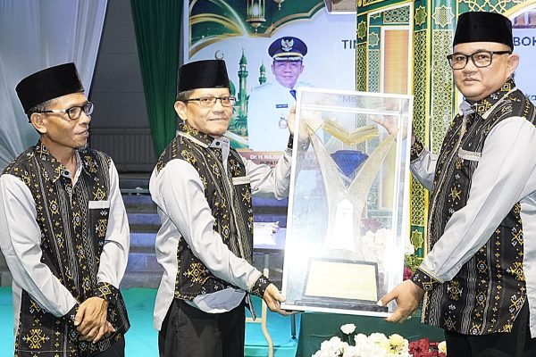 Wakil Bupati (kanan) bersama Sekda dan Asisten I Lombok Utara saat mengangkat tropi MTQ ke 12 pada acara pembukaan MTQ ke 12 Kabupaten Lombok Utara. (Foto. kicknews.today/Ist)