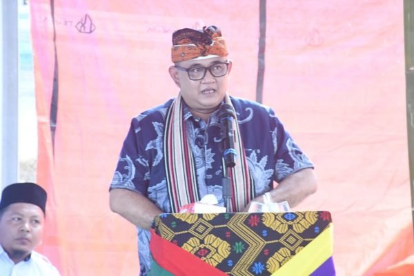 Wakil Bupati Lombok Utara, Kusmalahadi Syamsuri saat menghadiri acara syukuran dan penyambutan Pj Kepala Desa Persiapan Teres Genit, Rabu (21/10/2026). (Foto. kicknews.today/Ist)