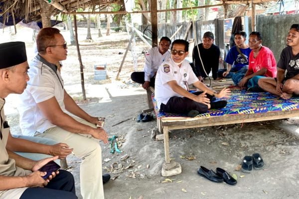 Sekretaris Dinas Pariwisata KLU saat turun ke Pantai Klui bersama Camat Pemenang, Kepala Desa Malaka, dan Kepala Dusun Klui, Rabu (21/10/2026). (Foto. kicknews.today/Ist)