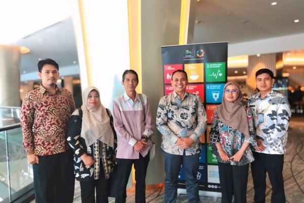 Kepala Dinas Kominfotik Provinsi NTB, Dr. H. Ahsanul Khalik, yang mewakili Gubernur NTB Lalu Muhamad Iqbal, didampingi pejabat teknis dari Bappeda dan Dinas Kominfotik NTB. (foto kicknews.today/adpim)