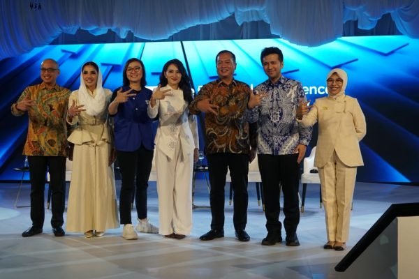 Gubernur NTB, Muhammad Iqbal bersama Gubernur Maluku Utara Sherly Tjoanda dan Wakil Gubernur Jawa Timur Emil Dardak, Gubernur DKI Jakarta Pramono Anung, bersama sejumlah tokoh industri kreatif, di antaranya Ernest Prakasa dan Angga Dwimas Sasongko. (foto kicknews.today/adpim)