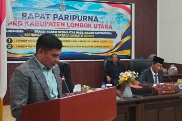 Anggota Komisi II DPRD KLU, Artadi, saat membacakan pandangan Fraksi Gerindra terhadap hasil kajian Badan Pembentukan Peraturan Daerah (Bapemperda) dalam rapat di ruang sidang DPRD KLU, Senin (26/10/2026). (Foto. kicknews.today/Ist)