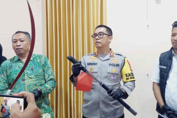 Kapolresta Mataram didampingi Kasat Reskrim Polresta Mataram dan Ketua LPA Kota Mataram saat Konferensi Pers kasus penganiayaan menggunakan senjata tajam. (Foto. kicknews.today/Ist)