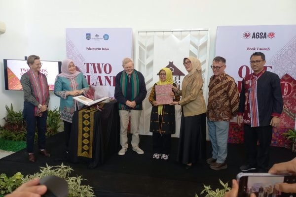 Peluncuran dan bedah buku Two Islands, One Thread: Lombok and Bali Textiles from the Michael Abbott Collections di BaleKita, Mataram, Kamis 29/10 (foto kicknews.today/wn)