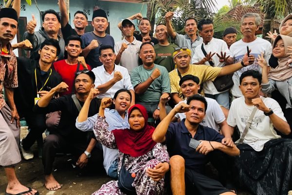 Lalu Pujiarta foto bersama tim sukses usai menang Pilkades.(foto kicknews.today/ist)
