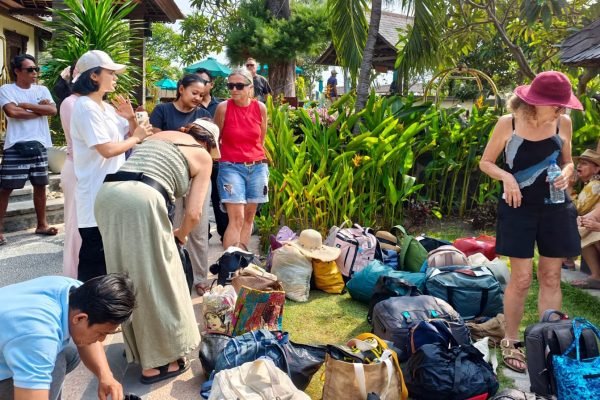para korban saat mengecek barang-barang yang diduga dibawa oleh para tamu asing asal Rusia yang melakukan pencurian. (Foto. kicknews.today/Ist)