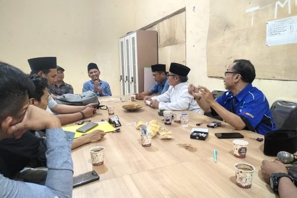 Bakal Calon Kepala Desa Kediri, Faorani, bersama puluhan simpatisan datangi sekretariat panitia Pilkades Kediri. Jumat (30/10) malam (foto kicknews.today/ist)