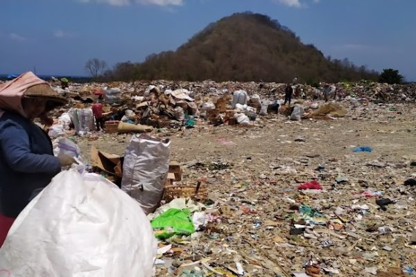 Pemulung saat mencari sampah di TPA kebon Kongok. (Poto Ist/kicknews.today)