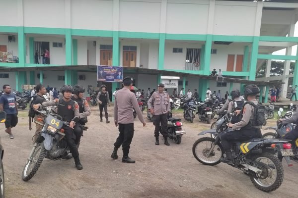 Polisi saat membubarkan kericuhan pelajar saat pertandingan futsal di Praya Lombok Tengah, Selasa (28/11/2023).