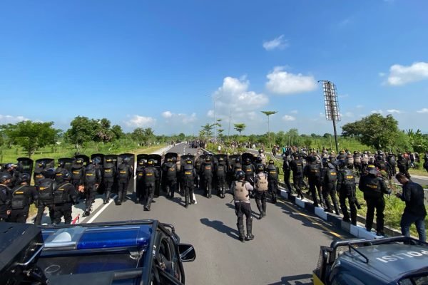 Ratusan personel Polres Lombok Tengah cepat turun lokasi dan berhasil menghalau pergerakan massa dua desa yang hendak bentrok di Bypass Mandalika, Selasa (20/2/2024)