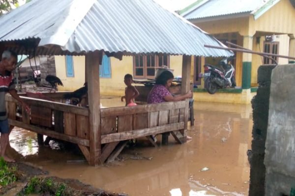 Banjir merendam rumah warga di Desa Kananga Kecamatan Tambora Kabupaten Bima, Senin pagi (26/2/2024).