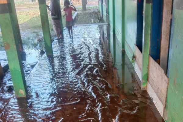 SDN 1 Labuhan Kananga Kecamatan Tambora Kabupaten Bima terendam banjir, Senin (26/2/2024).