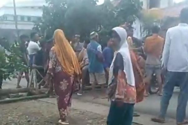 Sejumlah warga blokade jalan di Kecamatan Monta Kabupaten Bima, Senin (18/3/2024).