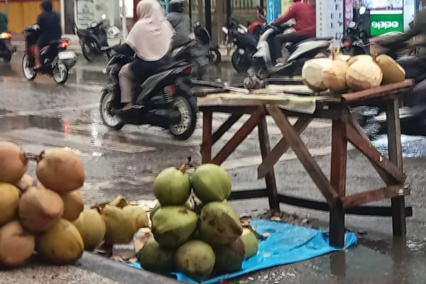 Kelapa muda dijual di pinggir jalan pasar lama Kota Bima.