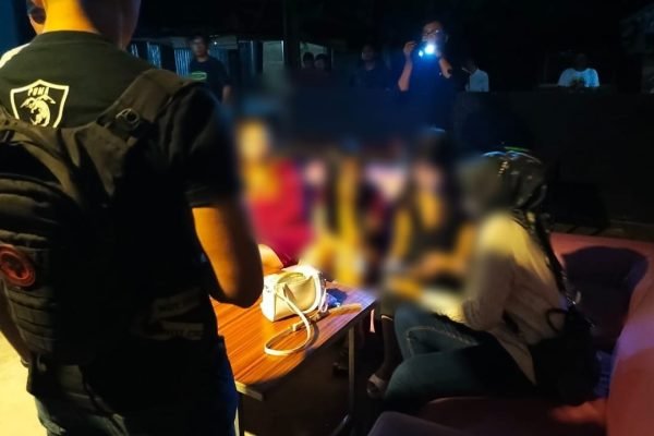 Sejumlah perempuan PS diamankan petugas di tempat hiburan malam di Kota Mataram, Senin malam (15/4/2024).