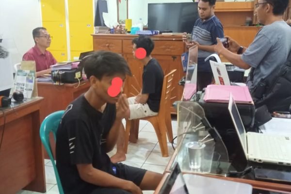 Dua pria pengedar sabu inisial NSR, 21 dan NH, 21 tahun asal Sesela, Kecamatan Gunungsari, Kabupaten Lombok Barat ditangkap polisi, Senin (15/4/2024).