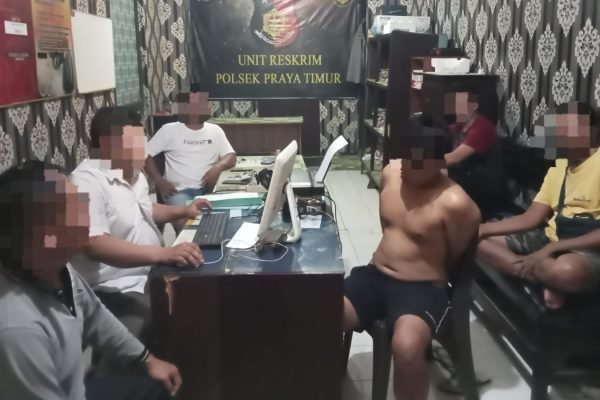 Pelaku berinisial J (23 tahun) merupakan warga Kecamatan Praya Timur Lombok Tengah diamankan polisi lantaran menjambret ponsel milik kurir ekspedisi, Selasa (23/4/2024).