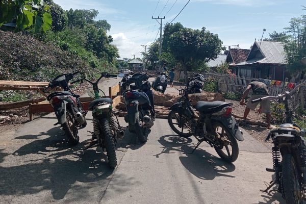 Puluhan warga di Desa Sampungu Kecamatan Soromandi Kabupaten Bima memblokade jalan, Rabu (24/4/2024).