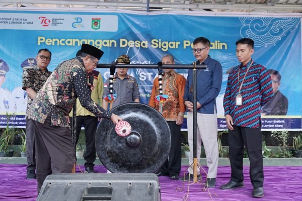 Bupati Lombok Utara saat meresmikan pencanangan Desa Cantik Sigar Penjalin, Kamis (12/9/2024).