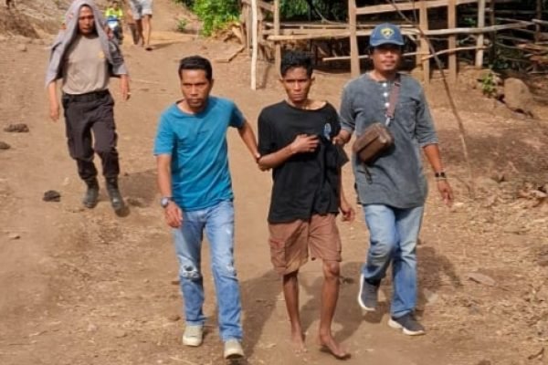 Arisqi alias Aco (30) warga Dusun Sowa, Desa Kananta, Kecamatan Soromandi, Kabupaten Bima, Nusa Tenggara Barat (NTB) ditangkap karena membacok istri dan mertuanya sendiri