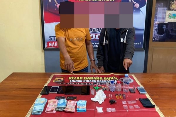 Dua pengedar sabu dan barang bukti diamankan di Polres Bima Kota, Jumat (13/9/2024).