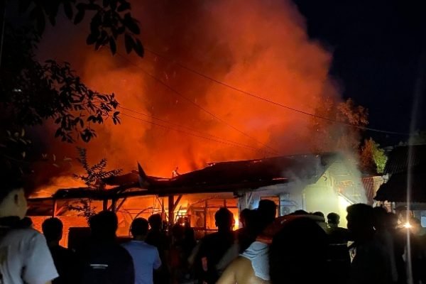 Gedung asrama Polres Bima Kota terbakar malam ini, Minggu (15/9/2024).