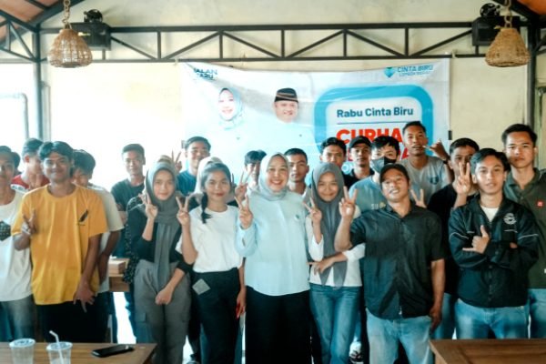 Hj Nurhidayah, Calon Bupati Lombok Barat (tengah baju biru) bersama para pemuda pemerhati kemajuan Lombok Barat pada acara Rabu Cinta Biru