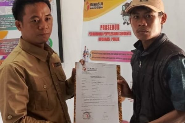 Relasi LPW NTB, Wildanul Ahyar melaporkan pelanggaran pemasangan alat peraga kampanye atau bahan kampanye di pepohonan, tiang listrik, maupun fasilitas umum yang dilakukan oleh seluruh peserta Pilkada 2024, Kamis (17/10/2024).