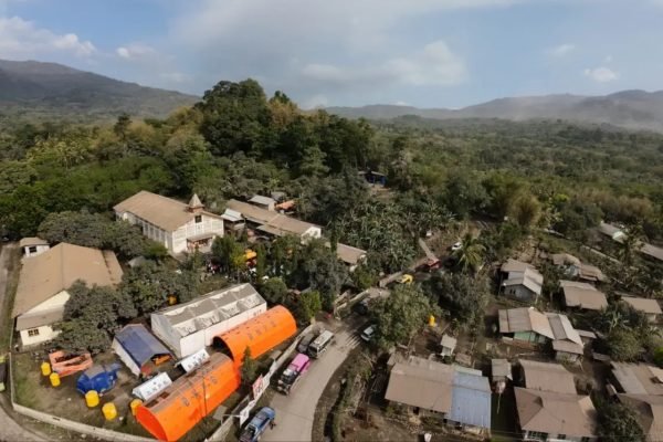 Foto : Foto udara Lokasi Pengungsian di Desa Kringa, Kabupaten Sikka, Nusa Tenggara Timur, Minggu (10/11) (Bidang Data dan Informasi / Andri Cipto Utomo)