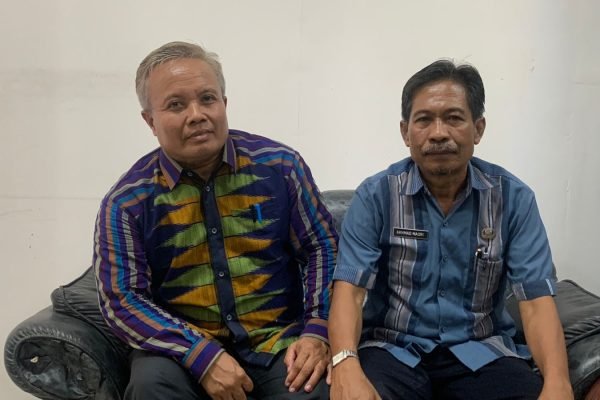 Kepala Dinas Koperasi dan UKM Lombok Timur, M. Safwan (kiri) dan Sekretaris Dinas Koperasi dan UKM, Akhmad Masri