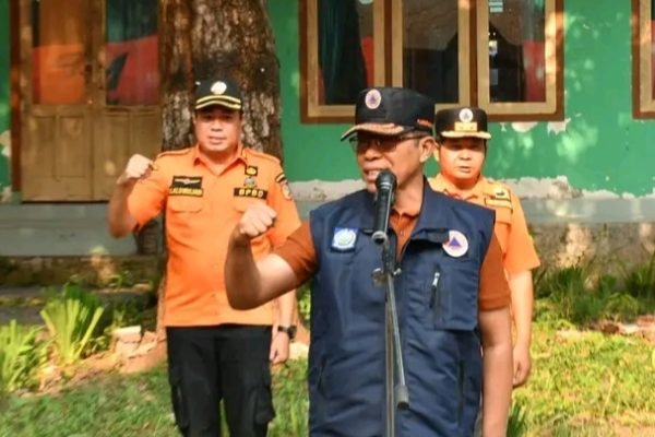 PJ Bupati Lombok Timur, H.M Juaini Taofik saat menjadi inspektur upacara pada apel siaga pengecekan kesiapsiagaan penanggulangan bencana jelang pilkada