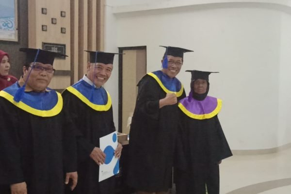 Saat PJ Bupati Lombok Timur resmikan wisudawan dan wisudawati sekolah lansia.