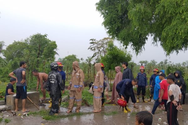 Suasana pencarian korban hanyut di Keruak Lombok Timur.