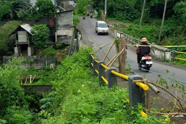 Jembatan di Kelurahan Sandubaya, Lotim retak dan ditutup sementara .