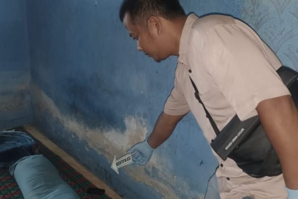 Polisi saat olah TKP di lokasi temuan mayat di Terara Lotim.