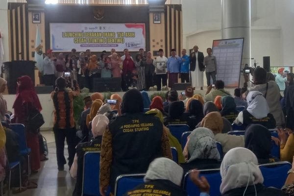 Sesi foto bersama orang tua sebagai penerima PKH bersama pihak DP3AKB dan lembaga lainnya.