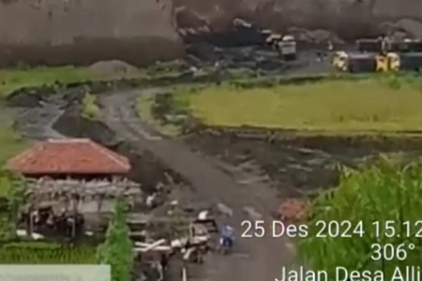 Tangkapan layar tambang galian c ilegal yang telah ditutup kembali beroperasi di Lombok Timur.