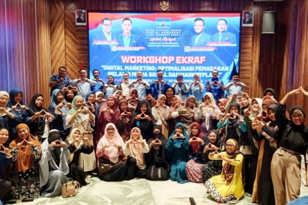 Pengurus DPD Partai Demokrat NTB bersama para pelaku UMKM saat workshop marketing digital di Mataram.