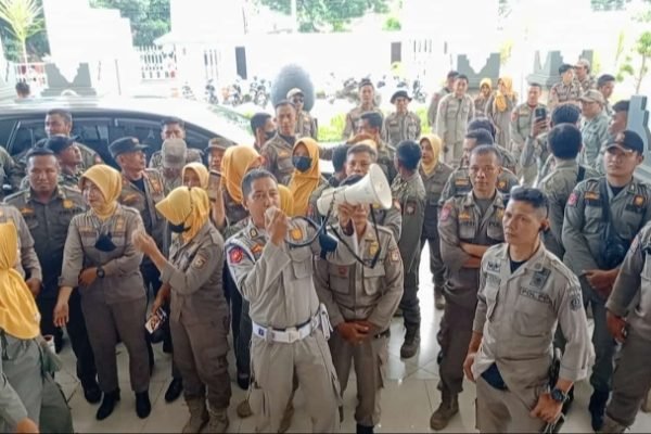 Ratusan Pol PP datangi DPRD Lombok Timur.