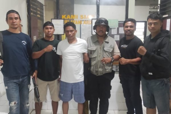 Anggota Polsek Bolo mengamankan pelaku narkoba (baju putih). Foto: ist