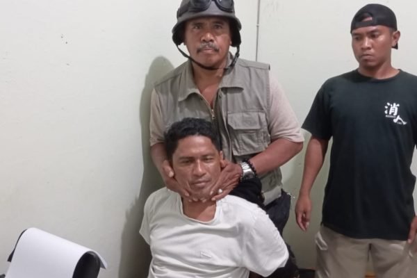 Kapolsek Bolo mengamankan terduga bandar narkoba inisial HR. Foto: Dok Polsek Bolo