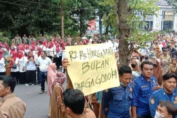 Ribuan tenaga Honda gelar aksi di Pemda Lombok Timur.