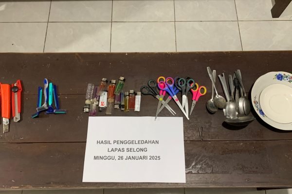 Barang-barang yang ditemukan saat razia di Lapas Selong.