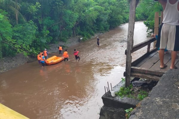 Tim SAR saat lakukan pencarian korban terseret banjir di Sumbawa.