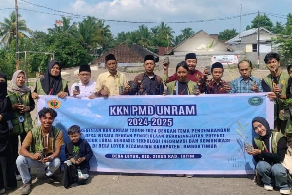 Mahasiswa KKN PMD Unram bersama pemerintah Desa Loyok Lombok Timur tanam bibit pohon.